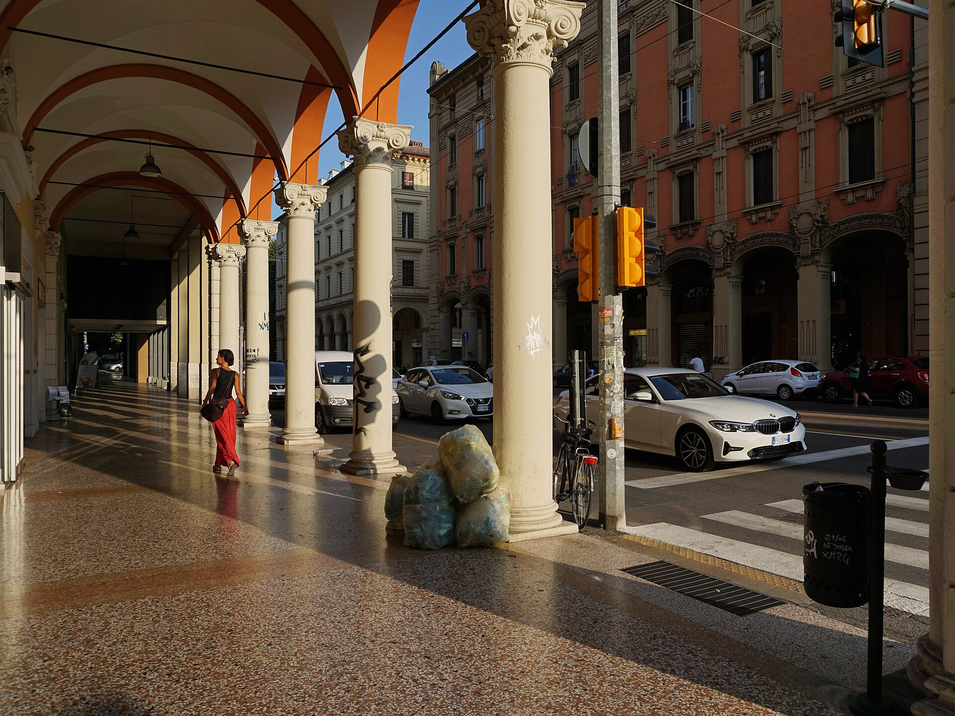 Een karakteristieke portico in Bologna