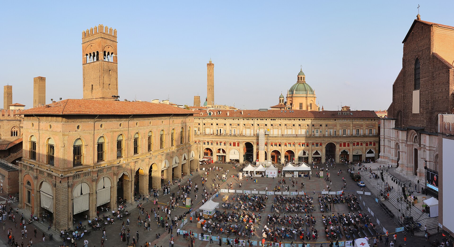 Uitzicht over Piazza Maggiore in Bologna